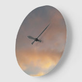 雲の中を歩くと、青い空にピンク色の雲。 ラージ壁時計 (傾斜)