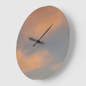 雲の中を歩く4青い空にピンク色の雲。 ラージ壁時計 (傾斜)