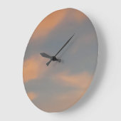 雲の中を歩く6青空にピンク色の雲。 ラージ壁時計 (傾斜)