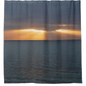 雲の中を突破する海上の夕日 シャワーカーテン (正面)