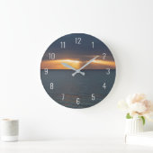 雲の中を飛び越える海の夕日 ラージ壁時計 (ホーム)