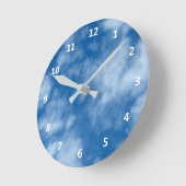 雲の写真と白い数字が入った青い空 ラウンド壁時計 (傾斜)
