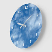 雲の写真と白い数字が入った青い空 ラージ壁時計 (傾斜)