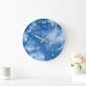 雲の写真と白い数字が入った青い空 ラージ壁時計 (ホーム)