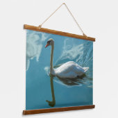 雲の反射がある白鳥 吊り下げ型タペストリー (傾斜あり)