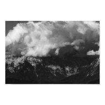 雲の威厳のある下の山