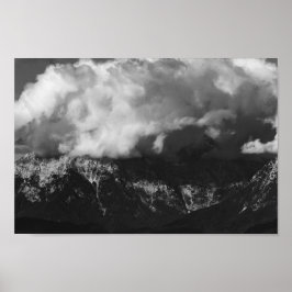 雲の威厳のある下の山 ポスター