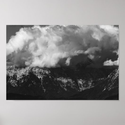 雲の威厳のある下の山 ポスター (正面)