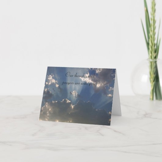 雲の悔やみや弔慰の挨拶状を通した日曜日光線 カード (正面)