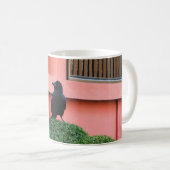 雲の木に止まり木を張る大きなハングルカラス コーヒーマグカップ (正面右)