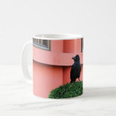 雲の木に止まり木を張る大きなハングルカラス コーヒーマグカップ (正面左)
