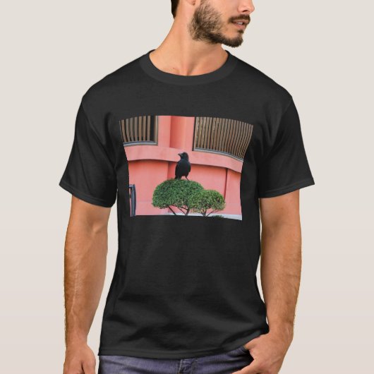 雲の木に止まり木を張る大きなハングルカラス Tシャツ (正面)