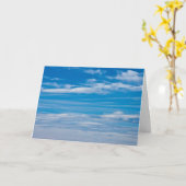 雲の縞のある青い空 カード (黄色い花)