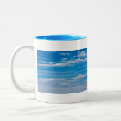 雲の縞のある青い空 ツートーンマグカップ (左)