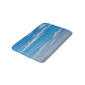 雲の縞のある青い空 バスマット (アングル)