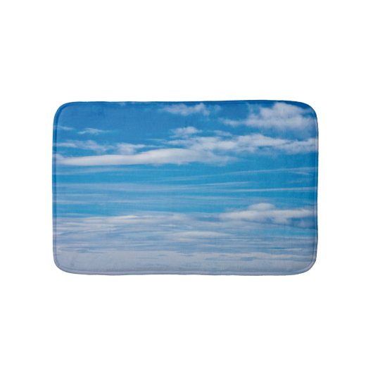 雲の縞のある青い空 バスマット (正面)