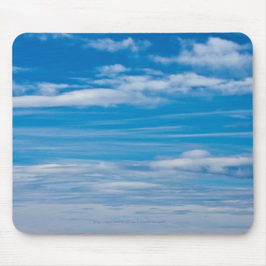 雲の縞のある青い空 マウスパッド (正面)
