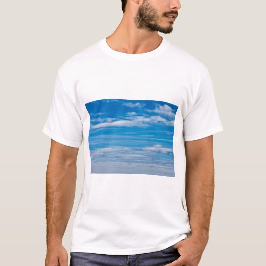 雲の縞のある青い空 Tシャツ (正面)