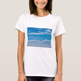 雲の縞のある青い空 Tシャツ
