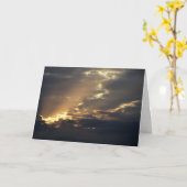 雲の背景を横切る太陽光線 カード (黄色い花)