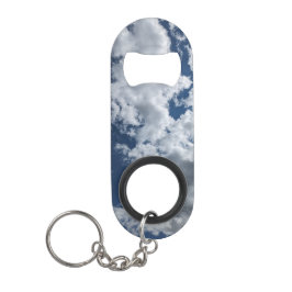 雲の覆い、暗い手がかりに キーホルダー栓抜き