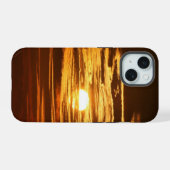 雲の間の日の出の写真 iPhone 15ケース (裏面横)