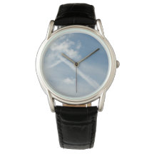 雲の間を横切る写真