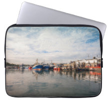 雲の風景の間にボートをドッキング