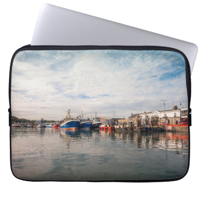 雲の風景の間にボートをドッキング ラップトップスリーブ (正面)