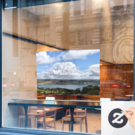 雲のGnotukキャンパーダウンウィンドウにしがみつく ウィンドウサイン