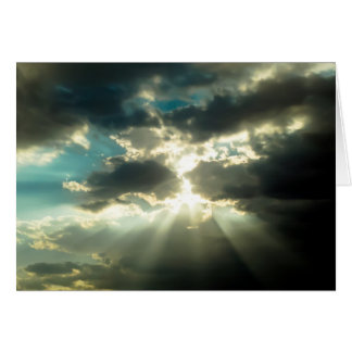 雲を通した日曜日光線