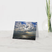 雲を通して太陽光線を折り畳んだグリーティングカード カード (正面)