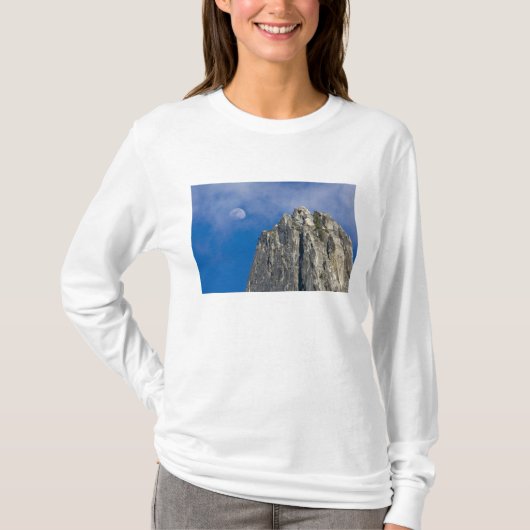 雲を通して月が昇り輝く Tシャツ (正面)