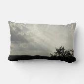 雲を通る日の光グレー白い風景 ランバークッション (裏面)
