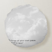 雲インスパイアやる気を起こさせる引用文円枕 ラウンドクッション (裏面)
