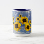 雲吹に覆われた青空に咲くヒマワリ ツートーンマグカップ (中央)