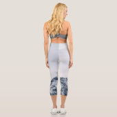 雲素晴らしに覆われた雪の山 カプリレギンス (裏面)