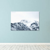 雲素晴らしに覆われた雪の山 キャンバスプリント (インサイチュ (ウッドフロア))