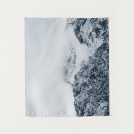 雲素晴らしに覆われた雪の山 タペストリー