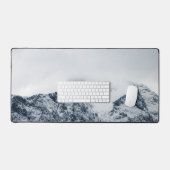 雲素晴らしに覆われた雪の山 デスクマット (キーボード&マウス)