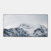 雲素晴らしに覆われた雪の山 デスクマット (正面)