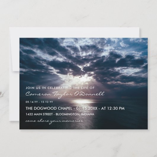 雲間を横切る太陽の光の生命記念 招待状 (正面)