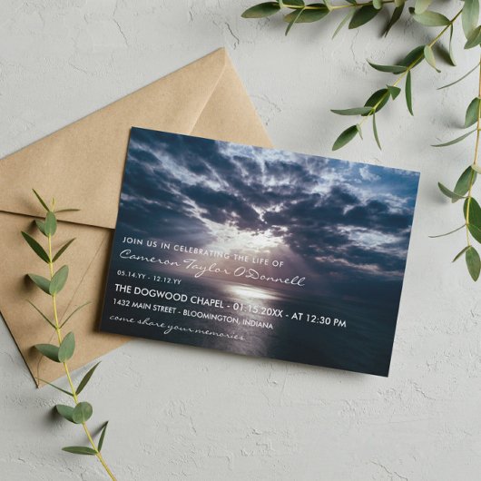 雲間を横切る太陽の光の生命記念 招待状