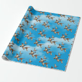 雲飛んでいるの中のアヒル ラッピングペーパー (アンロールド)