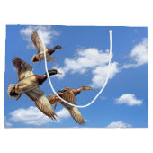 雲飛んでいるを持つアヒルの誕生日 ラージペーパーバッグ (裏面)