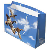 雲飛んでいるを持つアヒルの誕生日 ラージペーパーバッグ (裏面アングル)