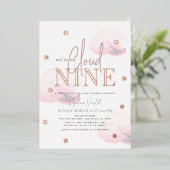 雲9ピンクの雲の水の色の女の子ベビーシャワー 箔招待状 (立ち正面)