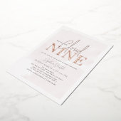 雲9ライトピンク空の水の色ガールベビーシャワー 箔招待状 (回転した状態)