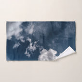 雲、濃い青の背景 ハンドタオル (ハンドタオル)