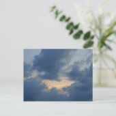 雷雲の空の背景。 ポストカード (スタンド正面)